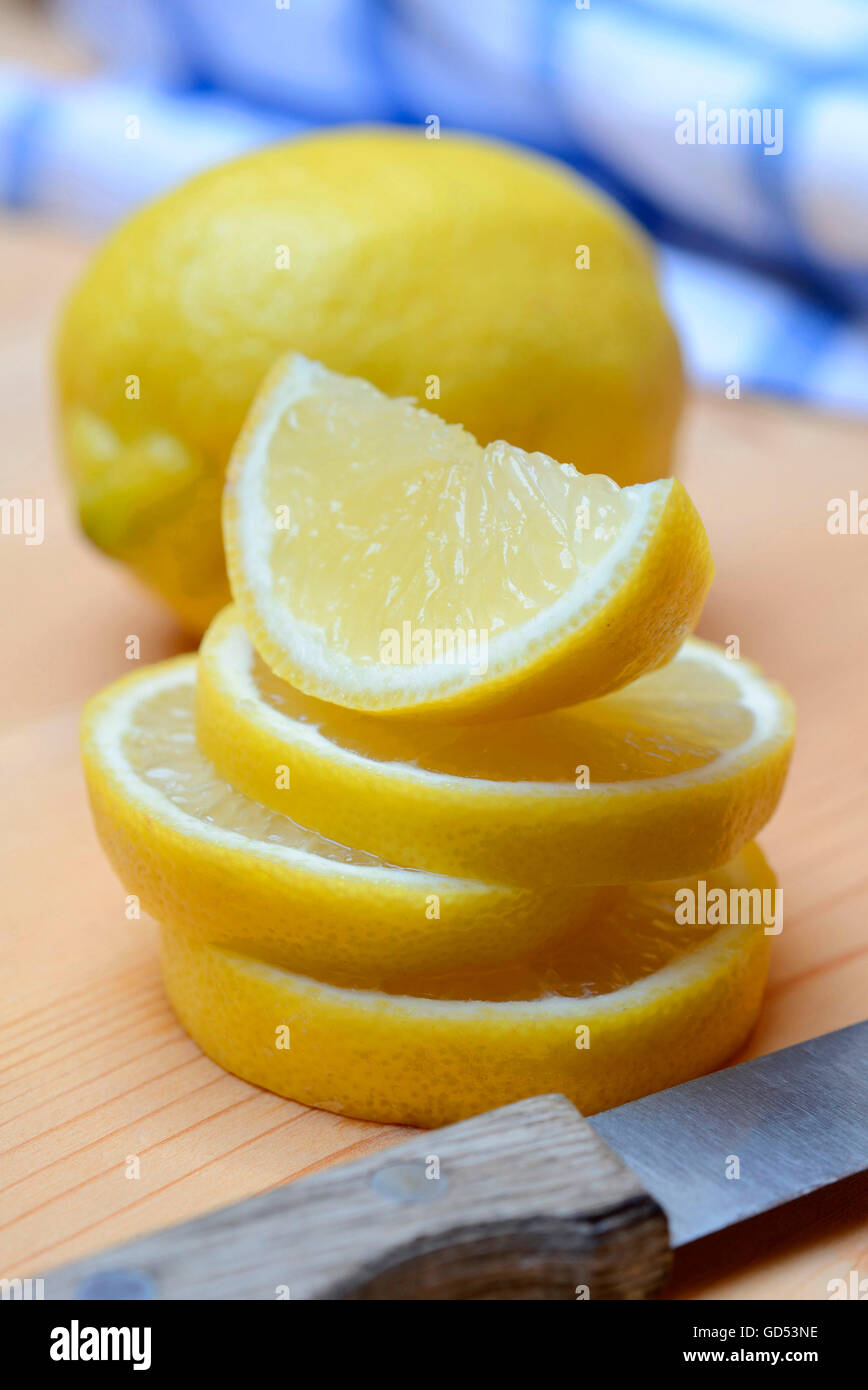Zitrone / (Citrus limon) Scheibe, Scheiben, Viertel, geviertelt Stock Photo