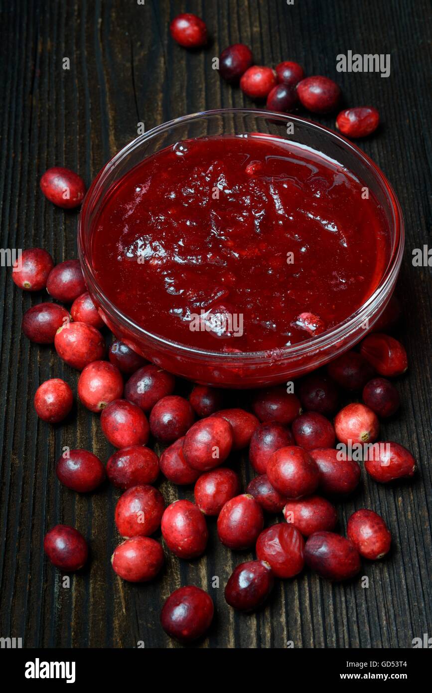 Cranberries und Cranberrykompott in Glasschale / (Vaccinium macrocarpon) Stock Photo