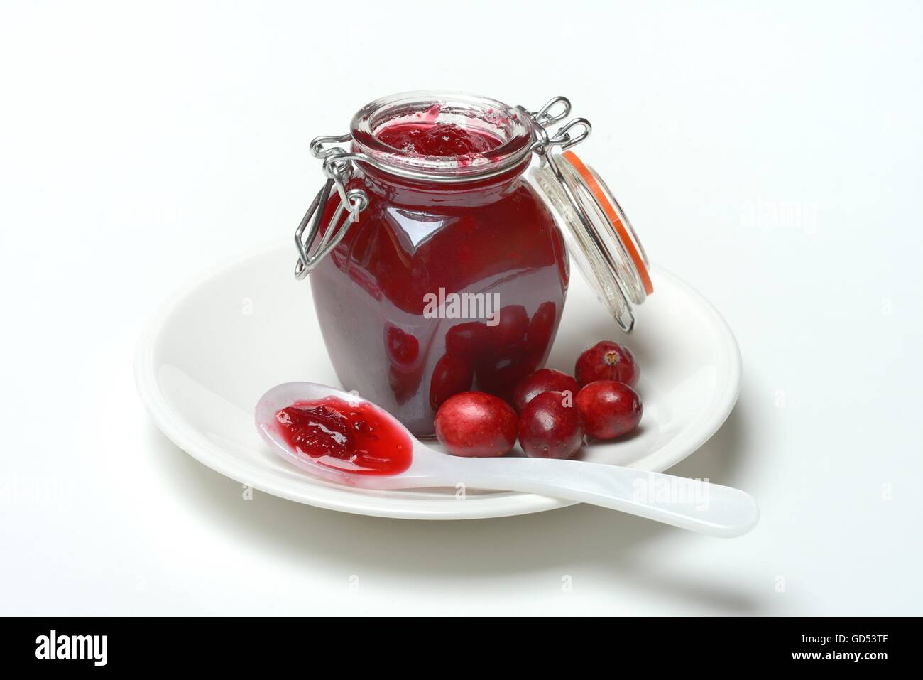 Cranberrry-Marmelade in Glas und Loeffel / (Vaccinium macrocarpon) Stock Photo