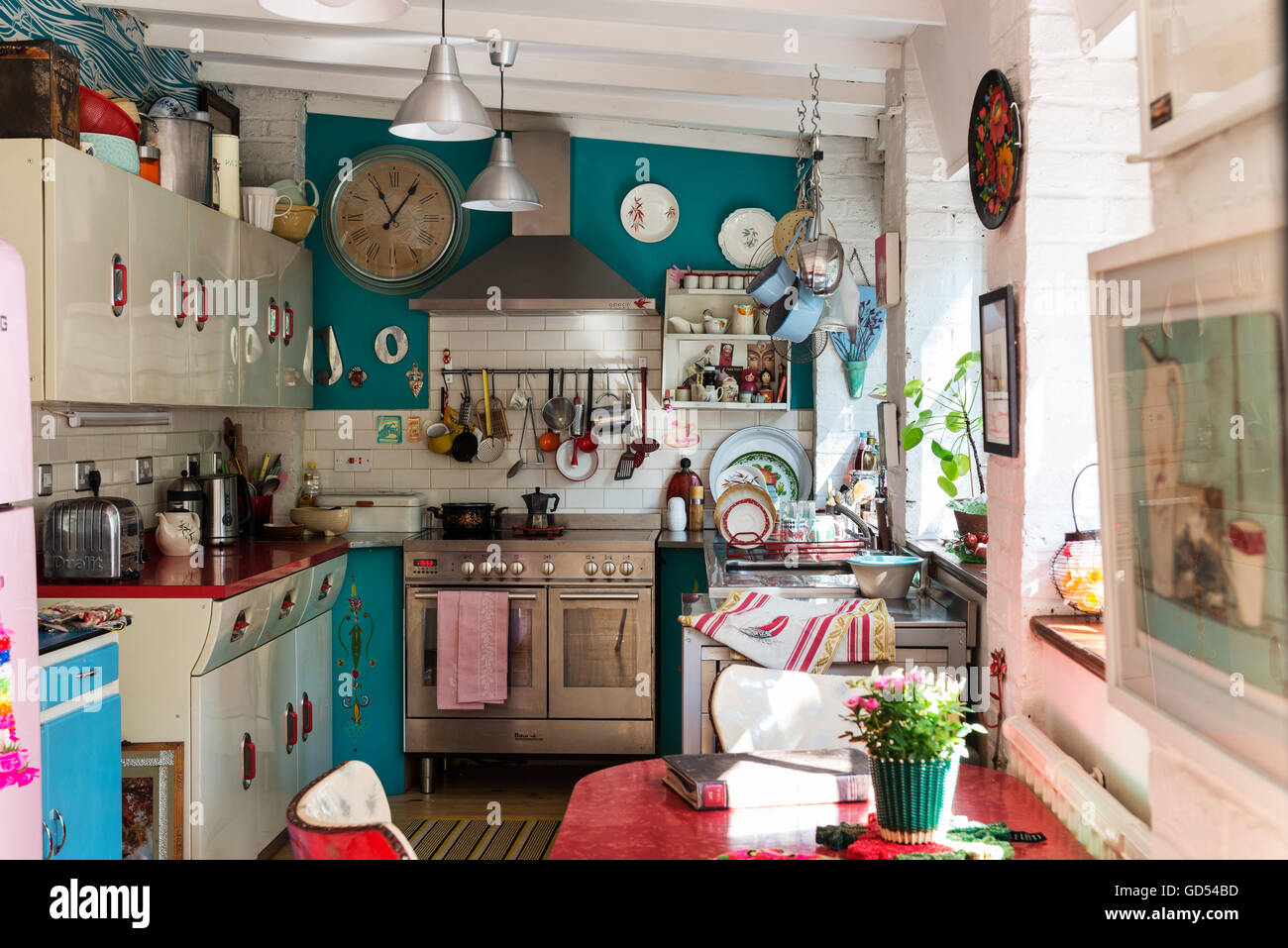 Eclectic kitchen with 1950's English Rose units and St Giles Blue by Farrow & Ball wall colour Stock Photo