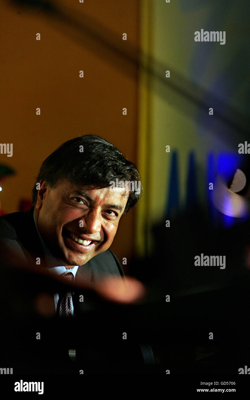 Lakshmi Mittal: Family night at the fight: Lakshmi Mittal hangs