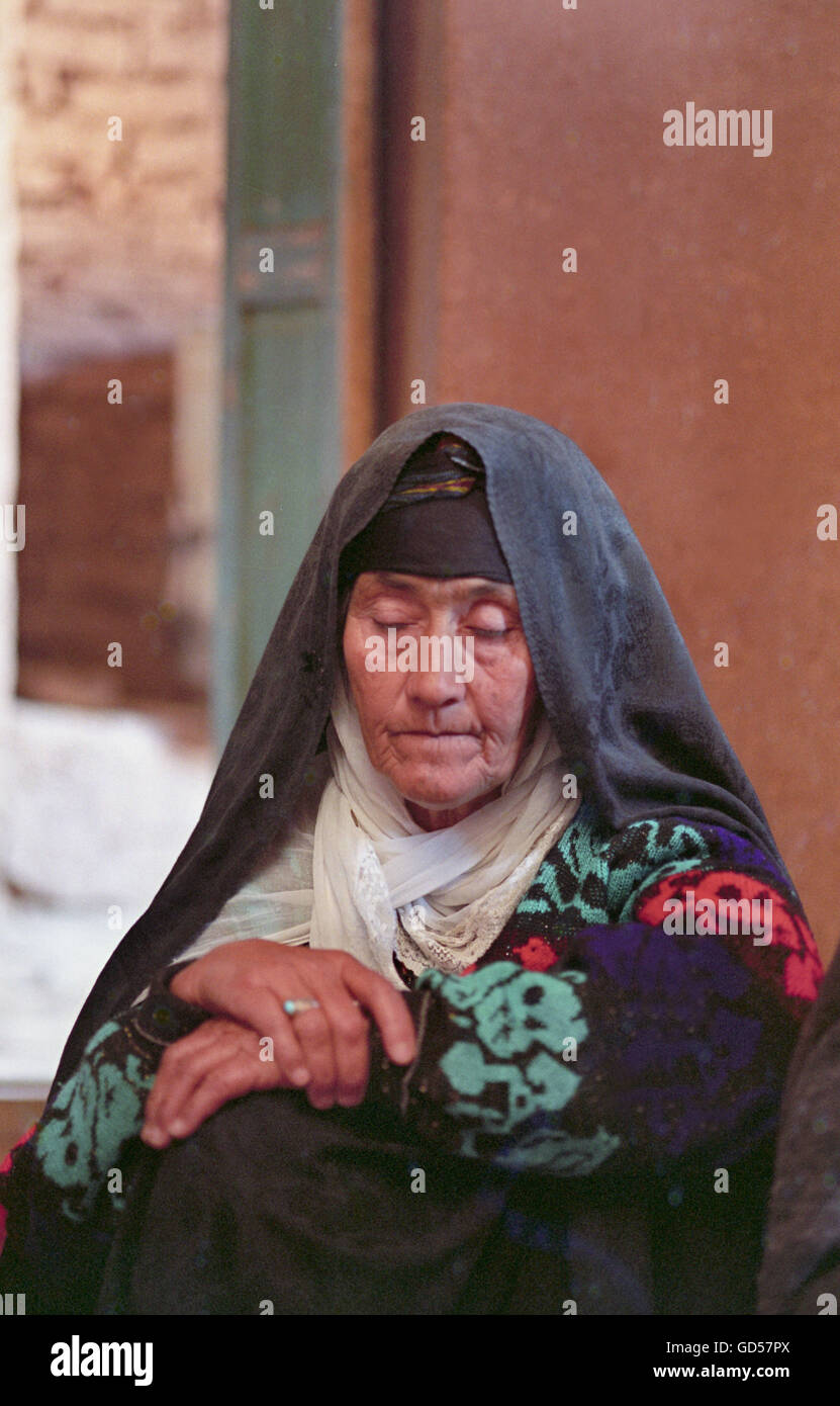 An old Afghan woman Stock Photo Alamy