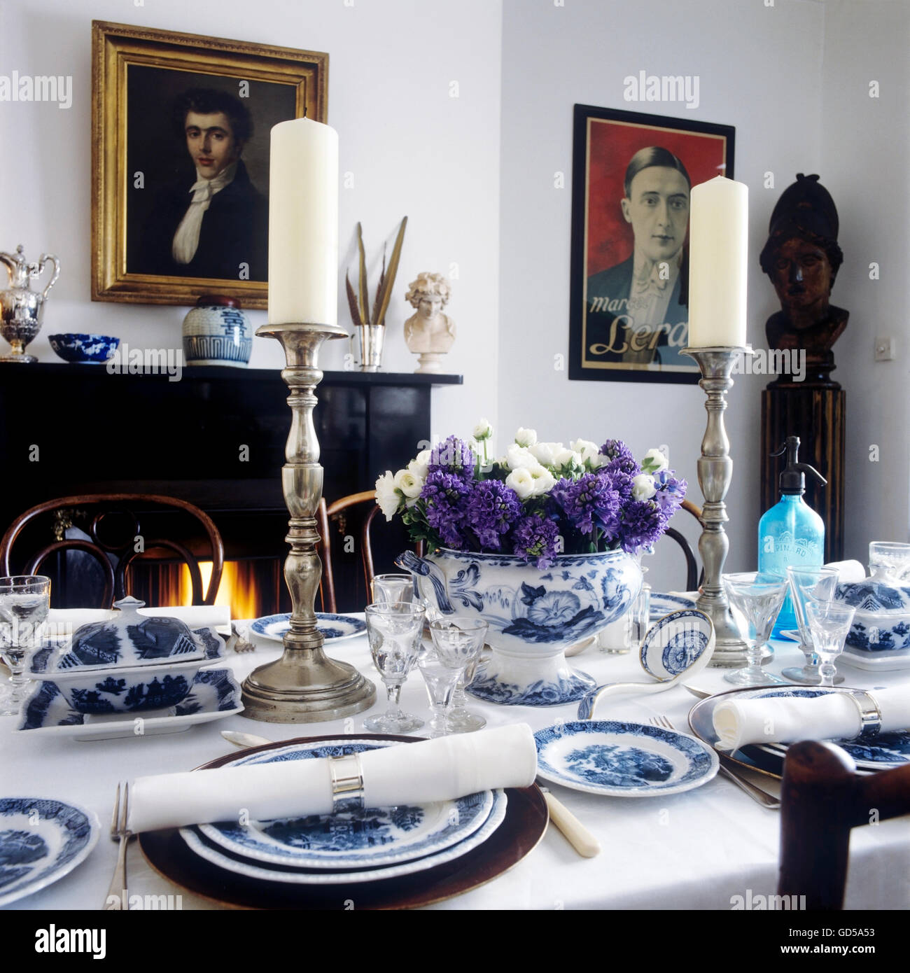 https://c8.alamy.com/comp/GD5A53/blue-willow-china-on-set-table-GD5A53.jpg