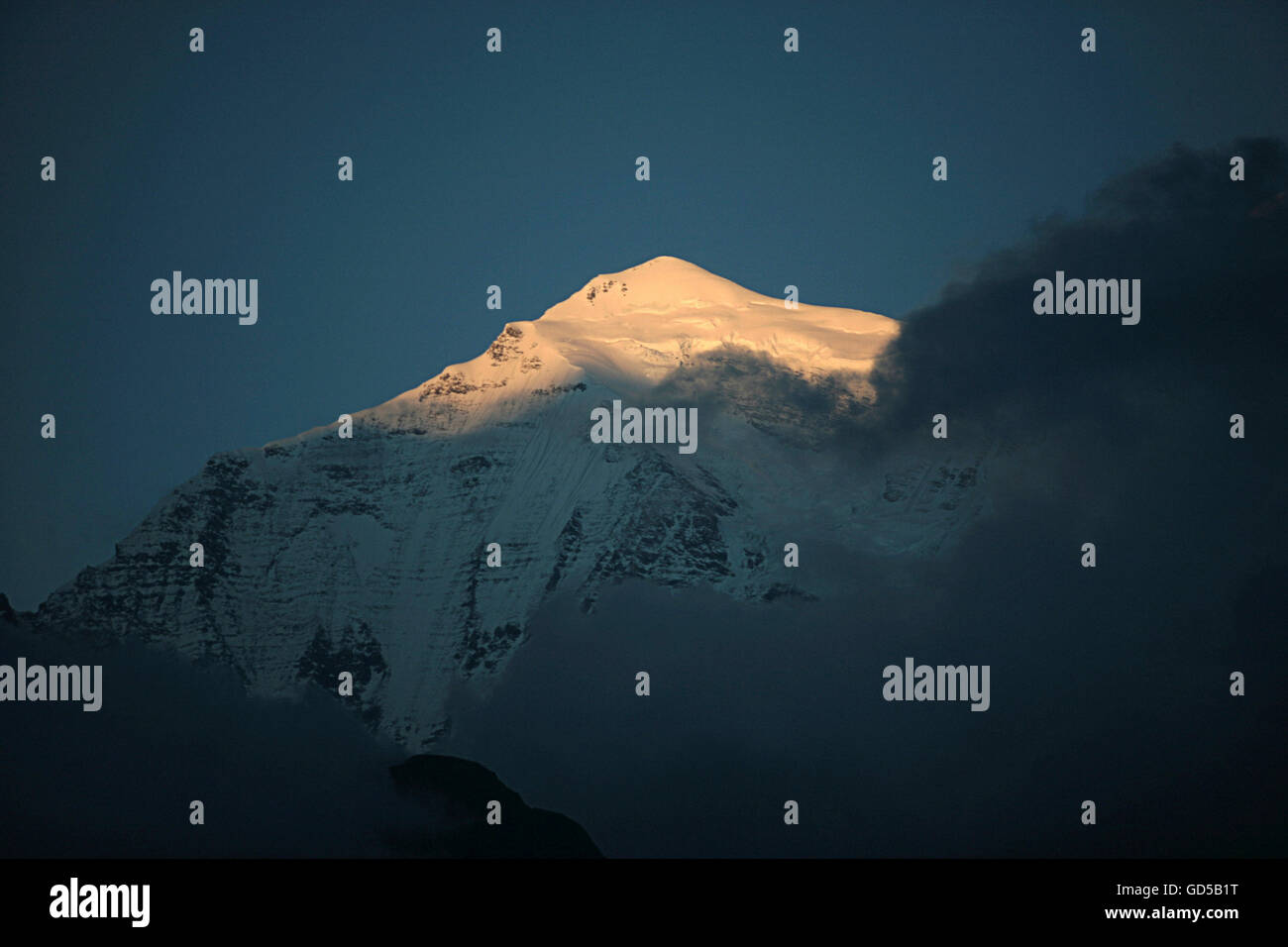 Beautiful himalayas or mountain ranges at nepal hi-res stock ...