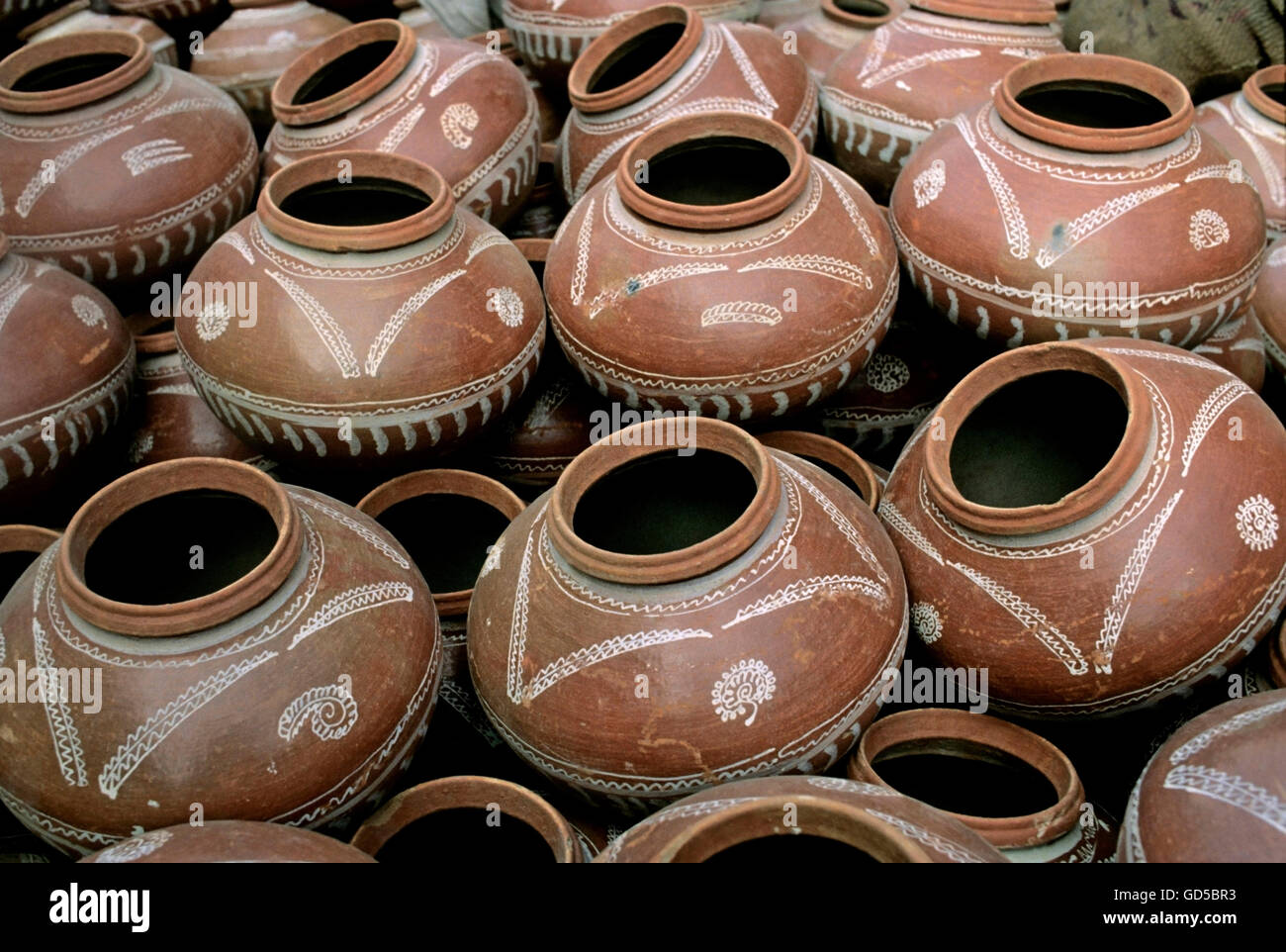 Earthen pots hires stock photography and images Alamy