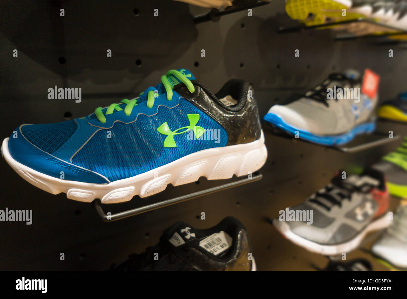 sangrado Piquete ajo Under Armour running shoes in a sporting goods store in New York on  Saturday, July 9, 2016. (© Richard B. Levine Stock Photo - Alamy