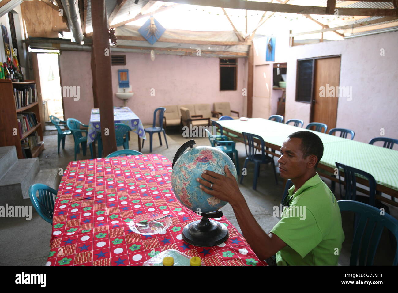 Man playing game mall kuta hi-res stock photography and images - Alamy