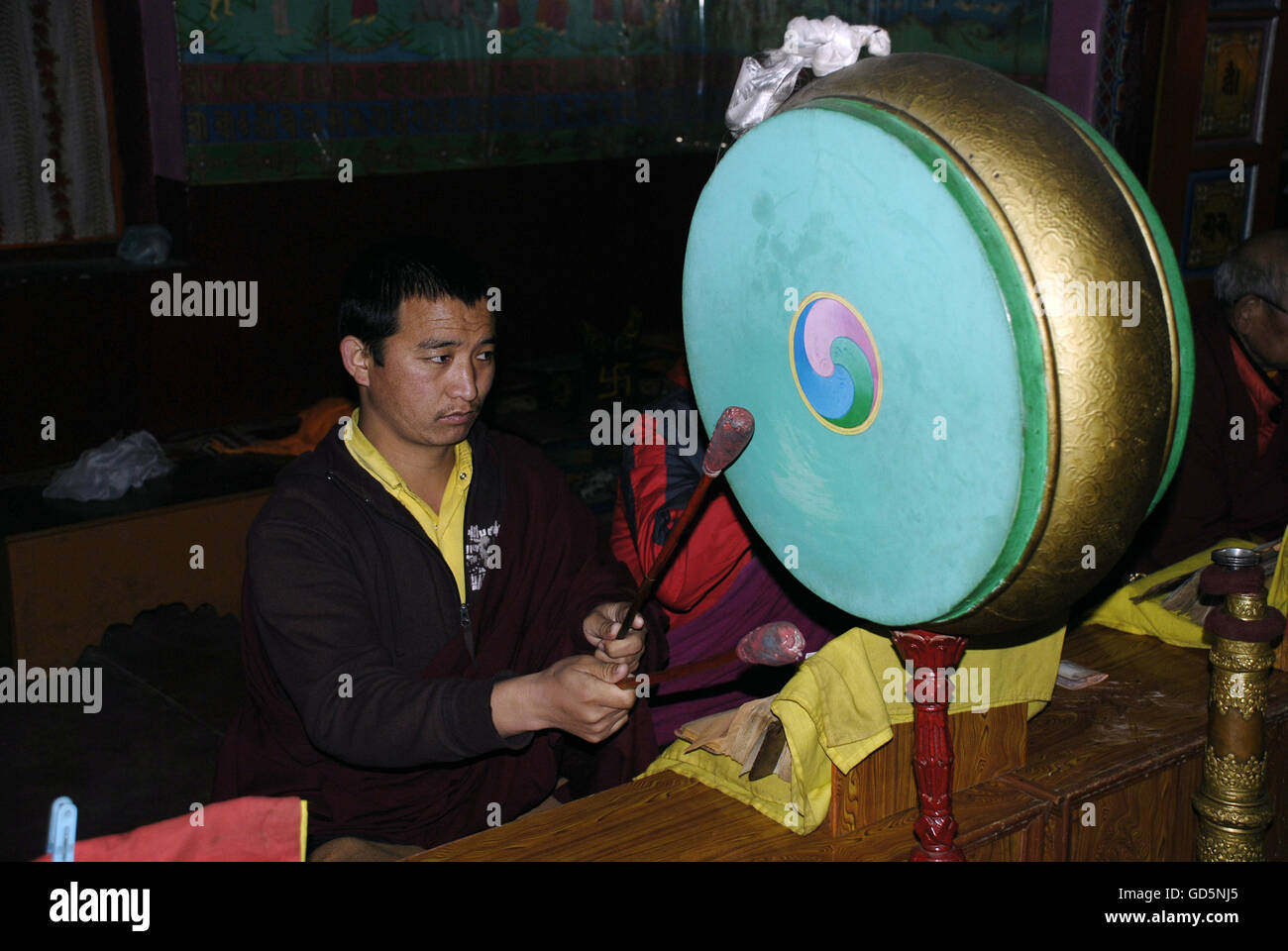 Tibetan monks drums hi-res stock photography and images - Alamy