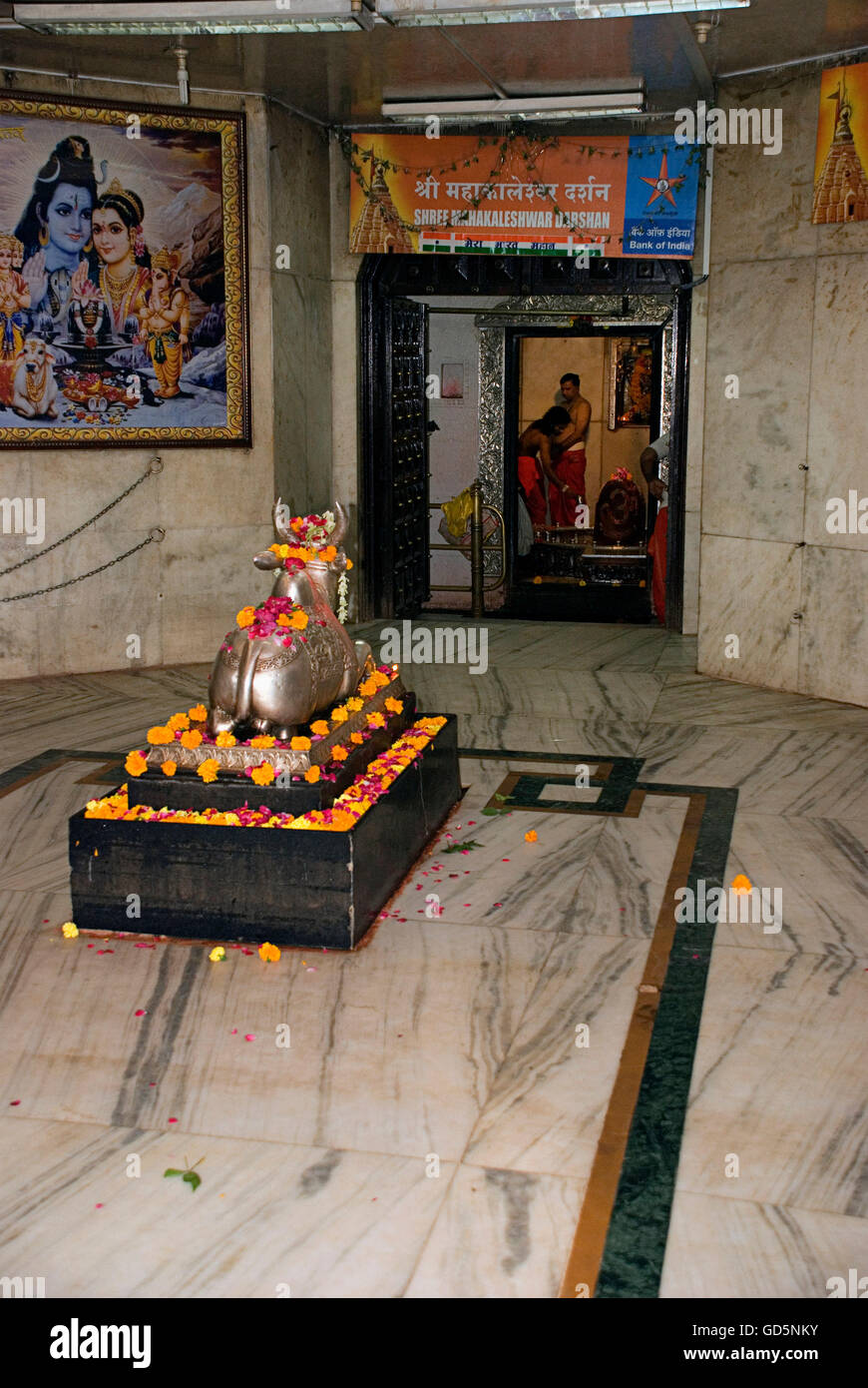 Nandi Statue And Shivling Stock Photo Alamy nandi-statue-and-shivling-stock-photo-alamy