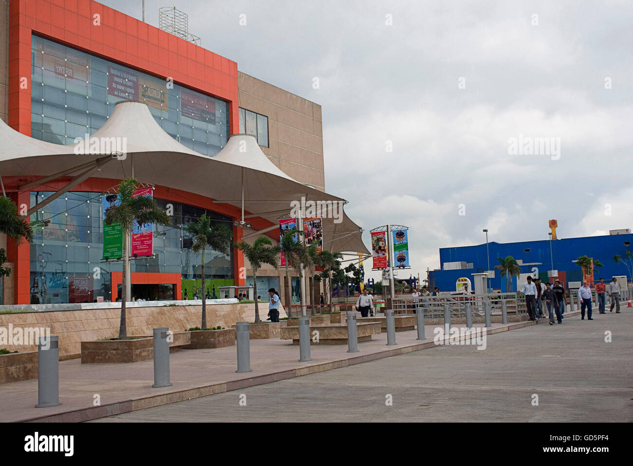 Dlf mall hi-res stock photography and images - Alamy