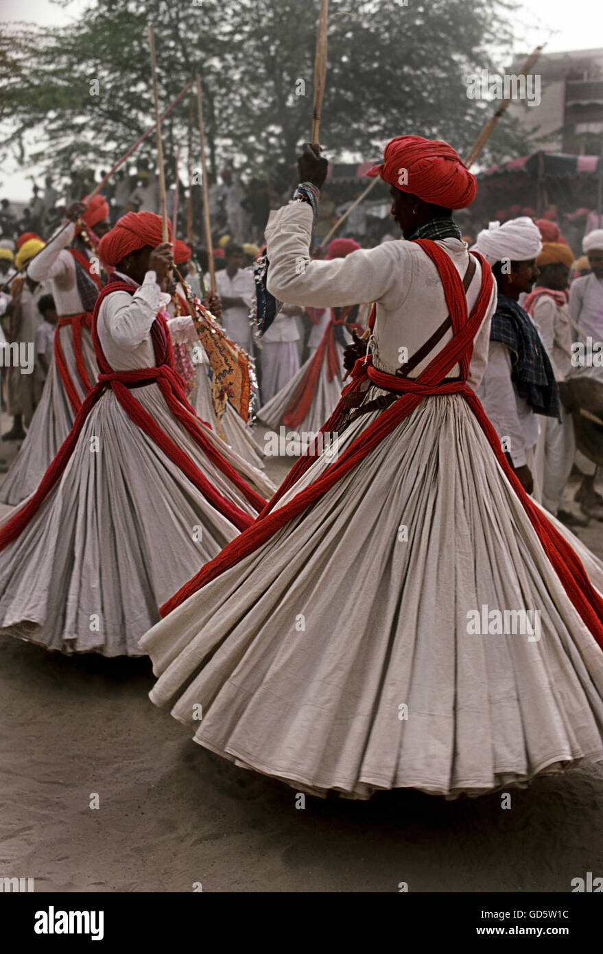 Folk dancers hi-res stock photography and images - Alamy