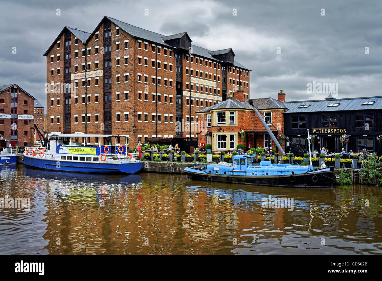 UK,Gloucestershire,Gloucester Docks,National Waterways Museum,Llanthony Warehouse & Weatherspoons Public House Stock Photo