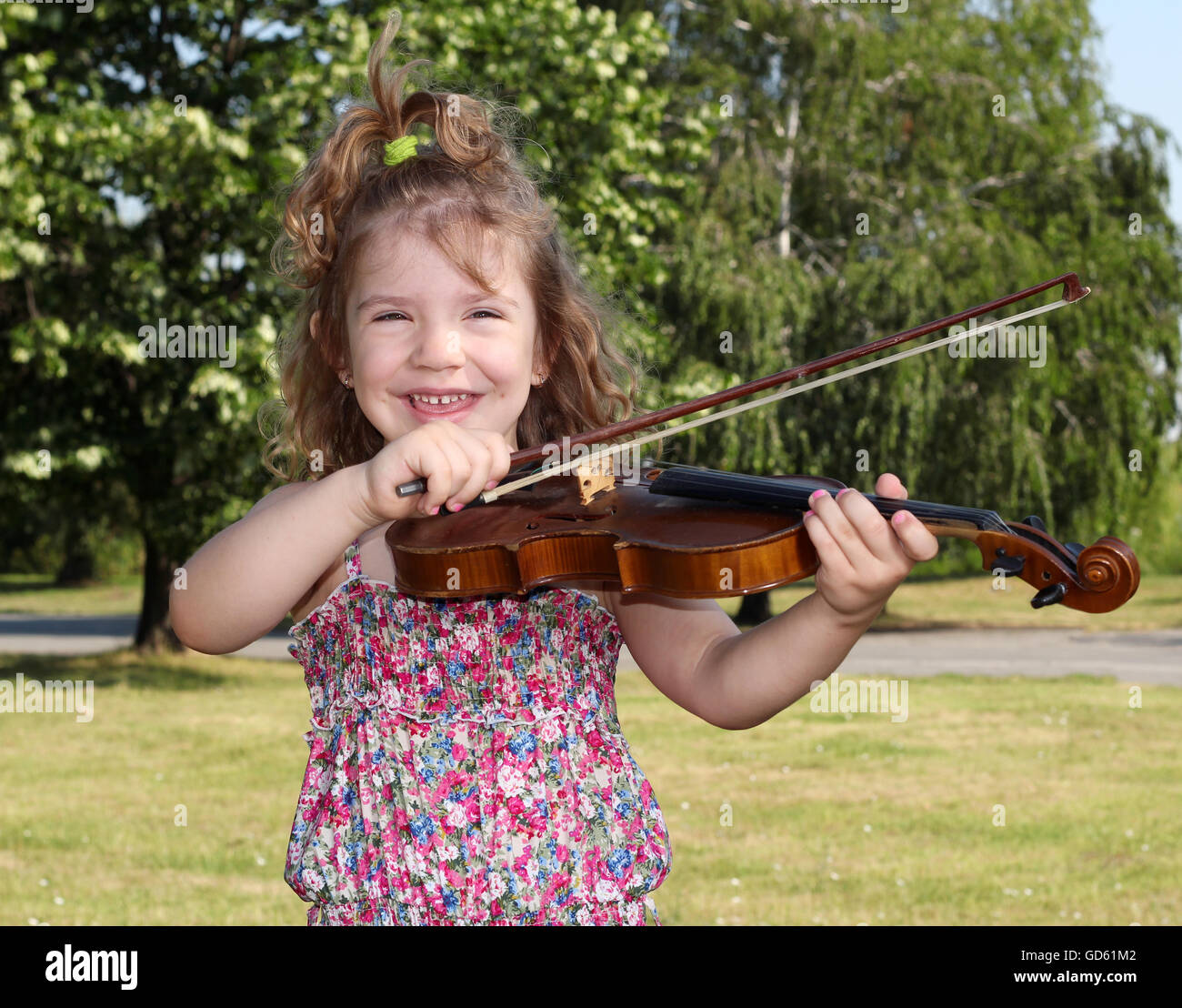 little girl with violin in park Stock Photo - Alamy
