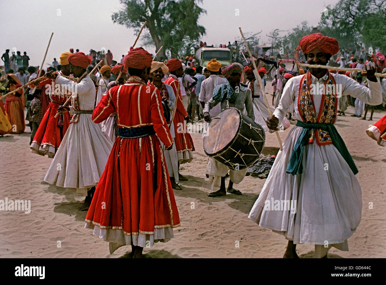 Traditionally Traditionally dressed dancers hi-res stock photography and images - Alamy