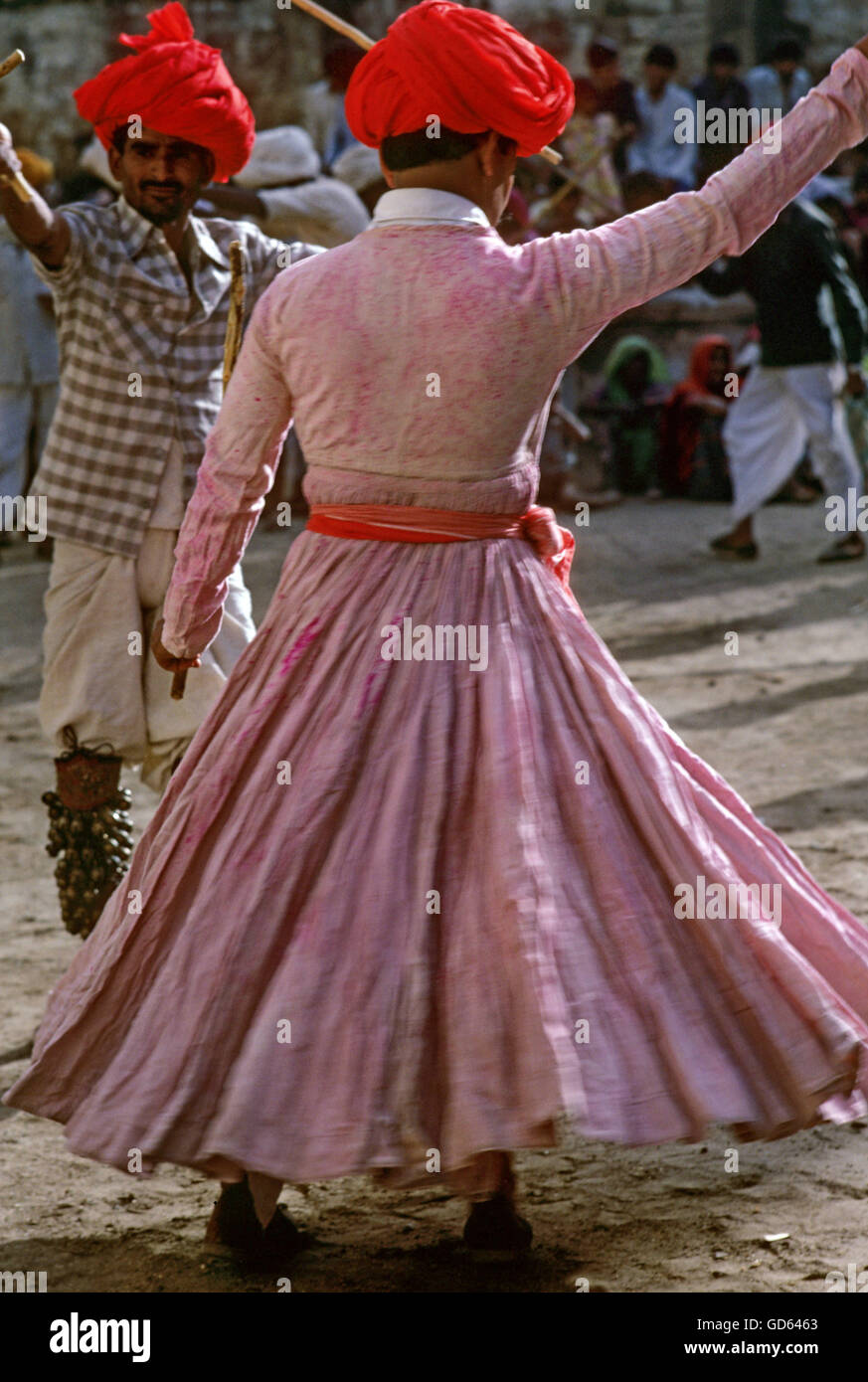 Traditionally Traditionally dressed dancers hi-res stock photography and images - Alamy