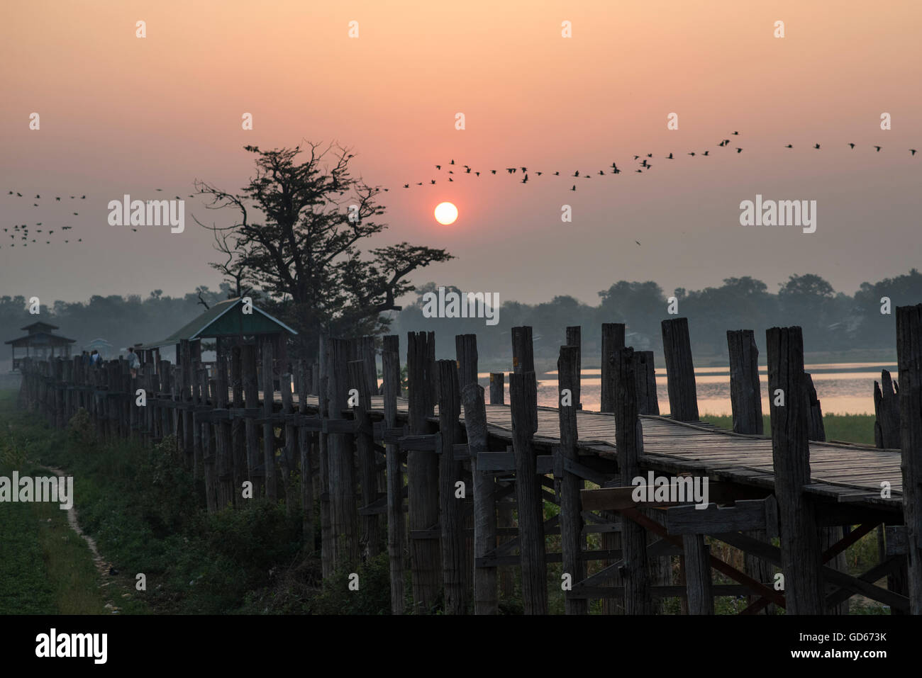 U Bein bridge at Sunrise, Amarapura, Myanmar Stock Photo - Alamy