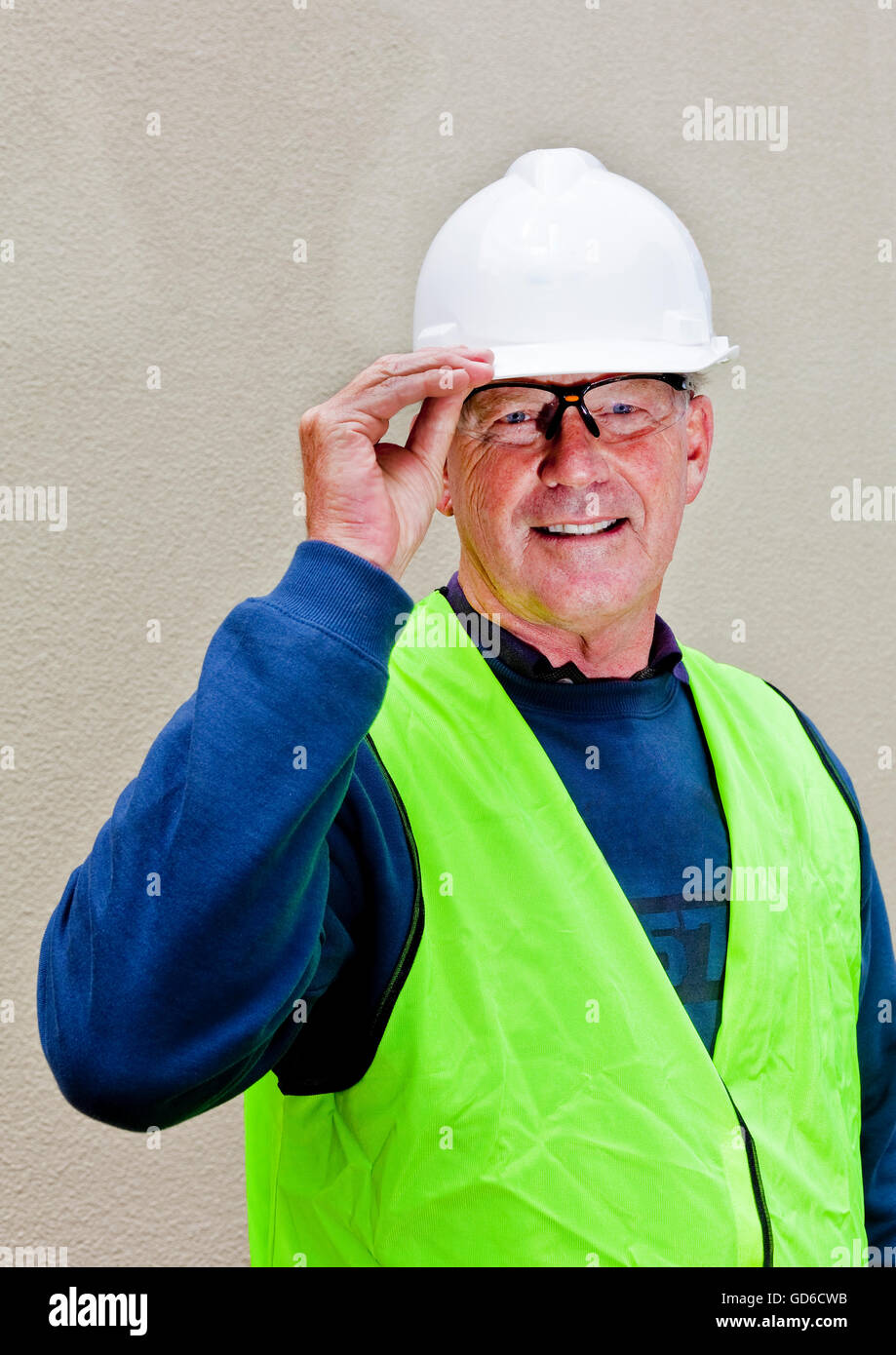 Building worker wearing correct safety clothing Stock Photo Alamy