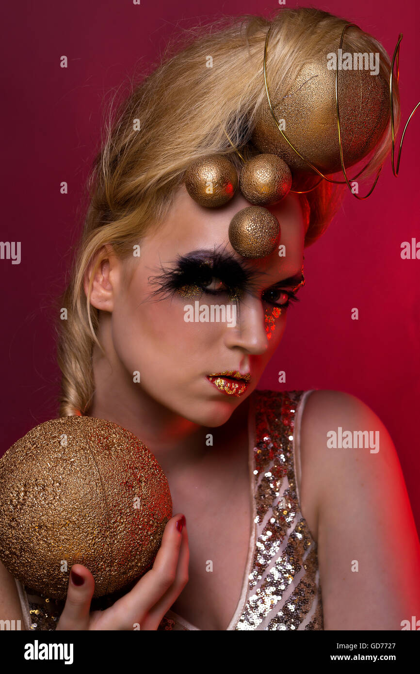 Avant garde fashion hi-res stock photography and images - Alamy