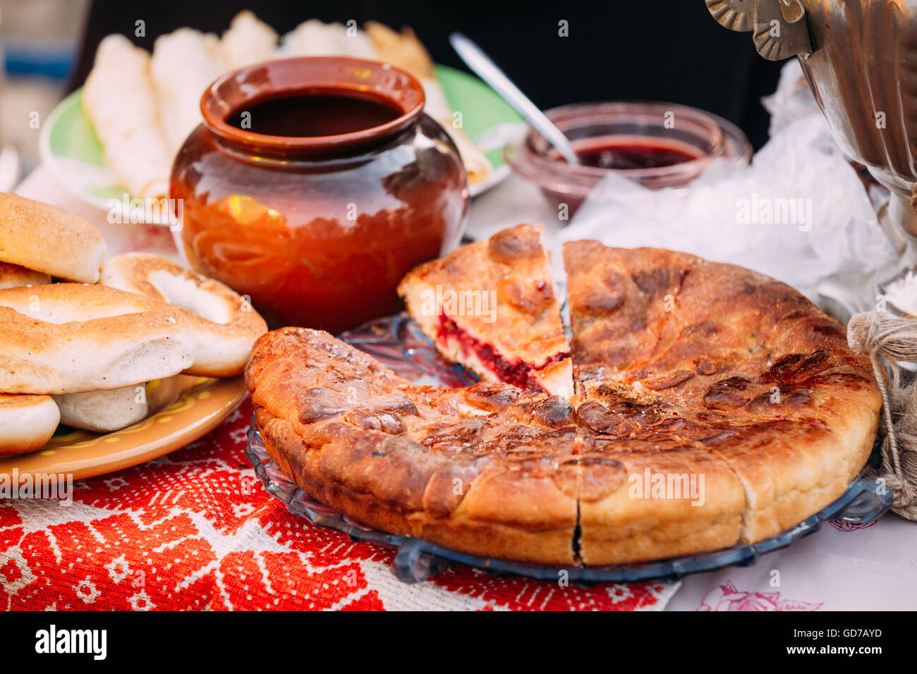 The dishes of the traditional Belarusian cuisine - pie and honey Stock ...