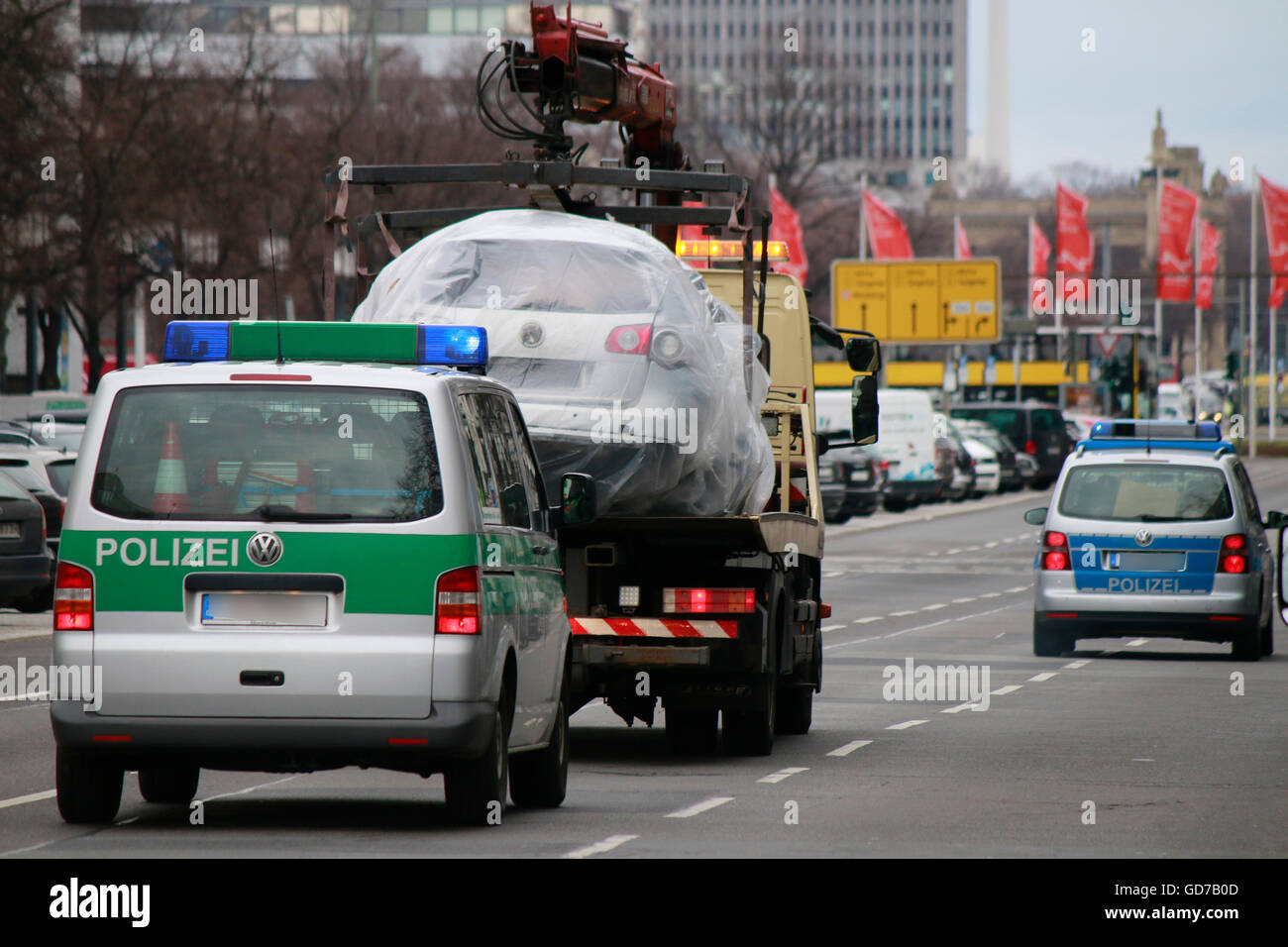 Abtransport eines Autos, das am Morgen mitten in Berlin-Charlottenburg mit einer Bombe in die Luft gesprengt worden ist - wahrsc Stock Photo