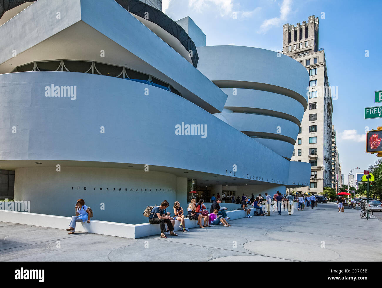 U.S.A., New York,Manhattan,people waiting for the entrance at the Guggenheim museum Stock Photo