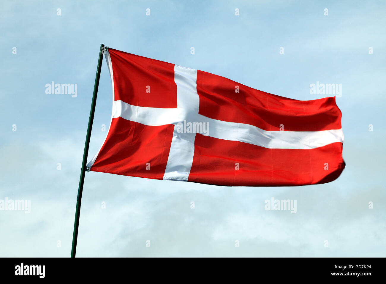 Cờ đánh dấu quốc gia, niềm tự hào của nơi đây. Bảng hiệu quốc gia Đan Mạch với biểu tượng Đan Mạch sẽ khiến bạn tự hào về đất nước của mình. Bộ đồng-phục-nghi thức của các quan chức chính phủ cũng có sắc đỏ và trắng như cờ đó nữa.