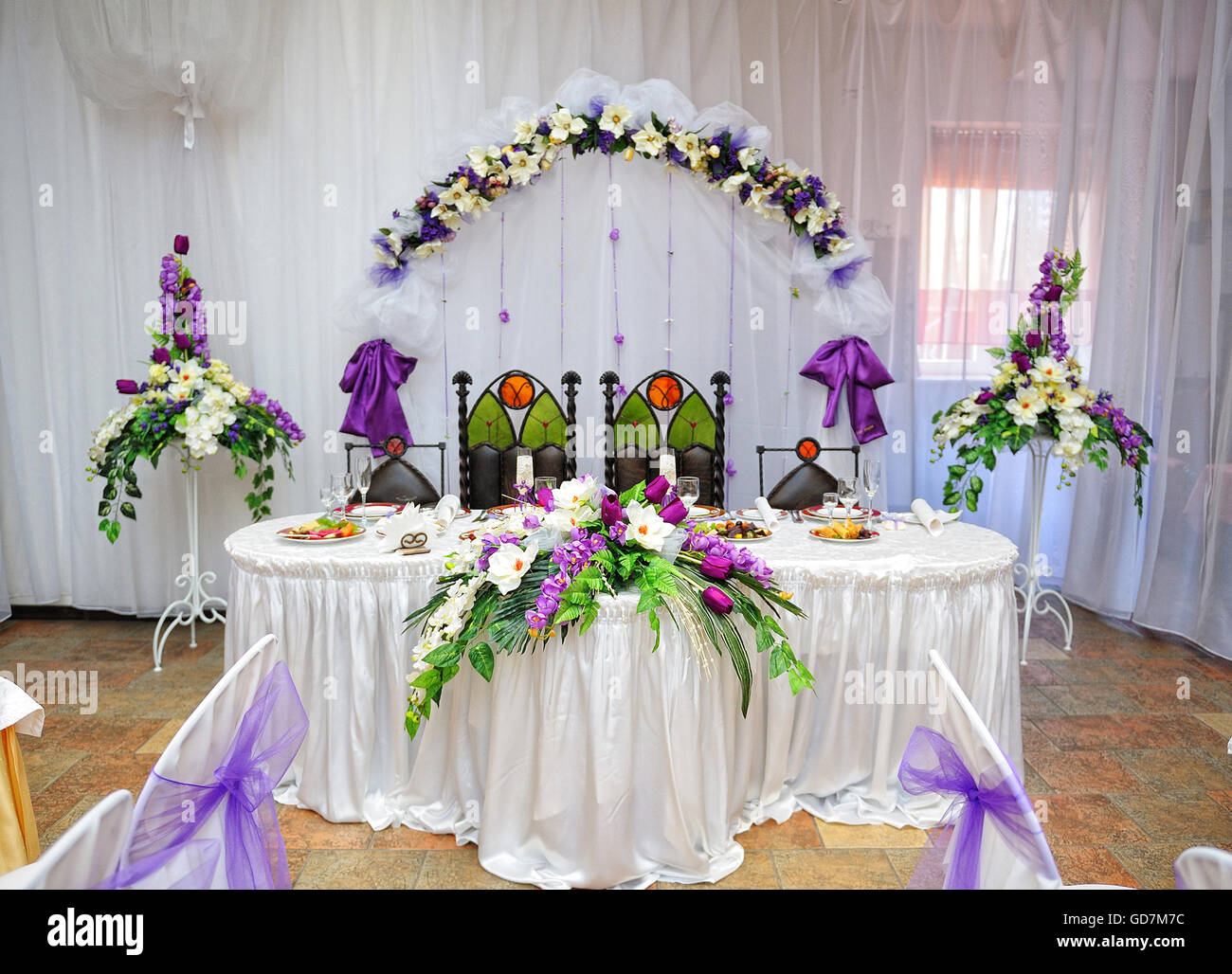 wedding table decoration bride and groom Stock Photo - Alamy