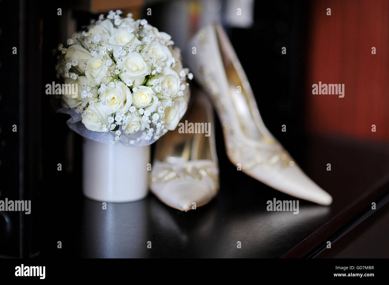 the bride holding wedding bouquet of pink and white roses Stock Photo ...