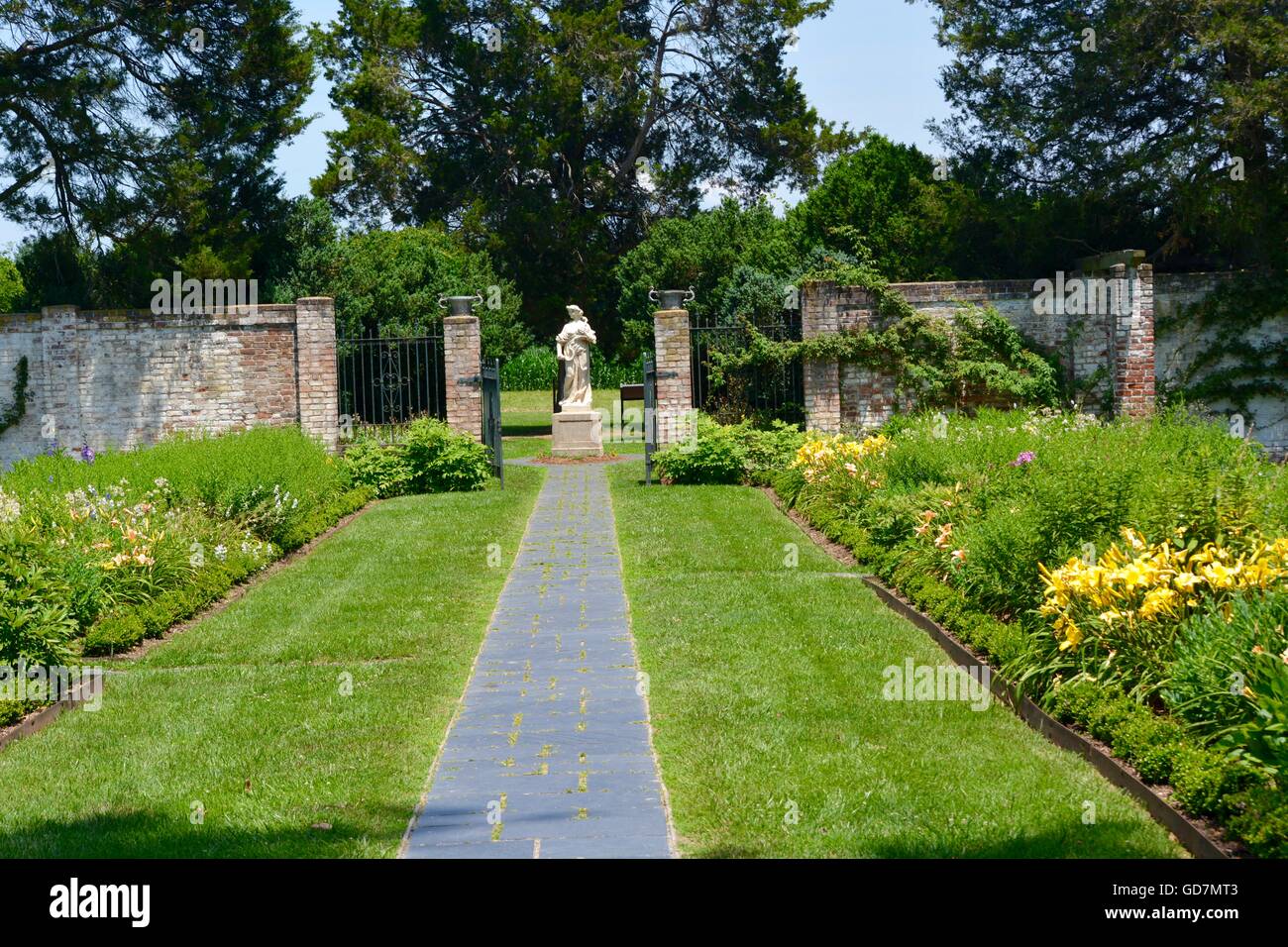 formal garden, walled garden, old English garden Stock Photo - Alamy