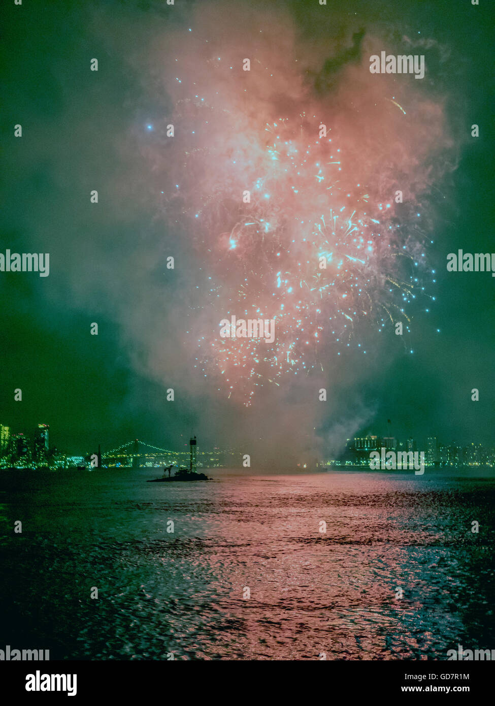 4th of july fireworks new york city hi-res stock photography and images ...
