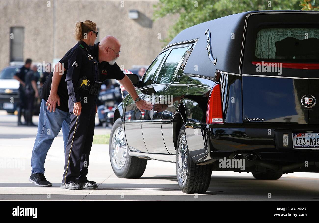 Farmers Branch, USA. 13th July, 2016. Police officers inspect a Dallas  Police Department insignia on the hearse at the private funeral for Dallas  Police Department Sgt. Michael Smith on Wednesday, July 13,