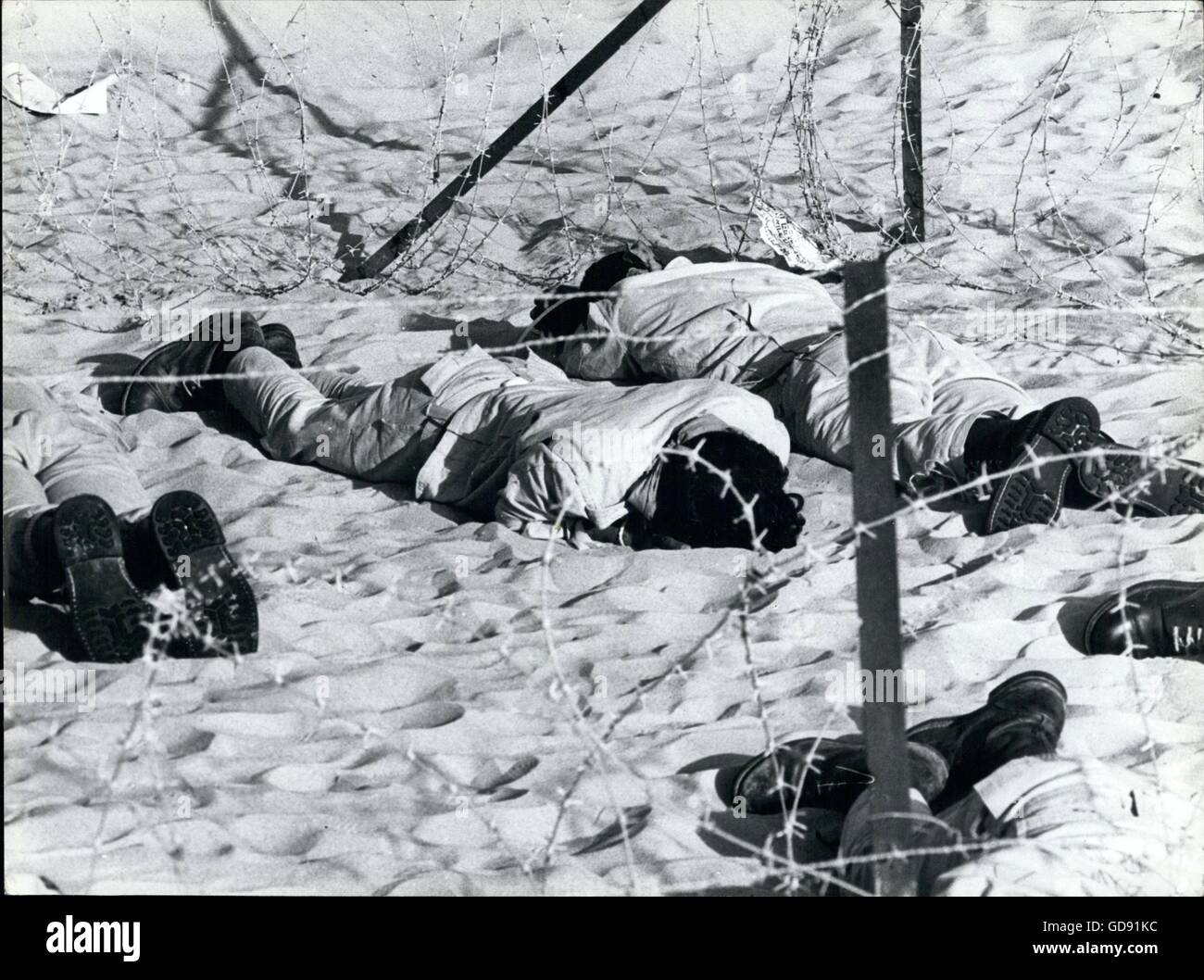 1967 - soldiers sleep in the sand israel war training conflict © Keystone Pictures USA/ZUMAPRESS.com/Alamy Live News Stock Photo