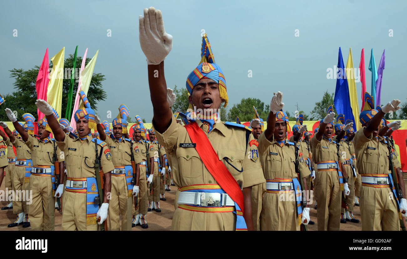 Srinagar, Indian Administered Kashmir. 14th July, 2016. Indian Central Reserve Police Force Constables take oath during their passing out parade in Humhama, on the outskirts of Srinagar,India.512 newly trained CRPF recruits took an oath to serve India by working in the police force during their passing out parade. The recruits have successfully completed their 44 weeks of training which involved, weapons handling, map reading and counter-insurgency operations. These recruits will join Indian paramilitary to fight militants in Kashmir. Credit:  Sofi Suhail/Alamy Live News Stock Photo