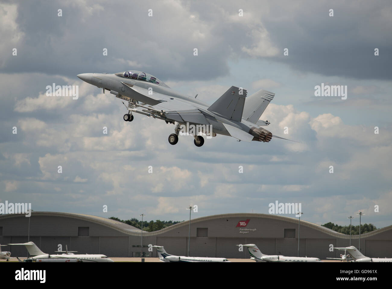 Farnborough, Hampshire UK. 14th July 2016. Day 4 of the Farnborough International Trade Airshow. USAF Boeing F/A-18 Hornet takeoff. Credit:  aviationimages/Alamy Live News. Stock Photo