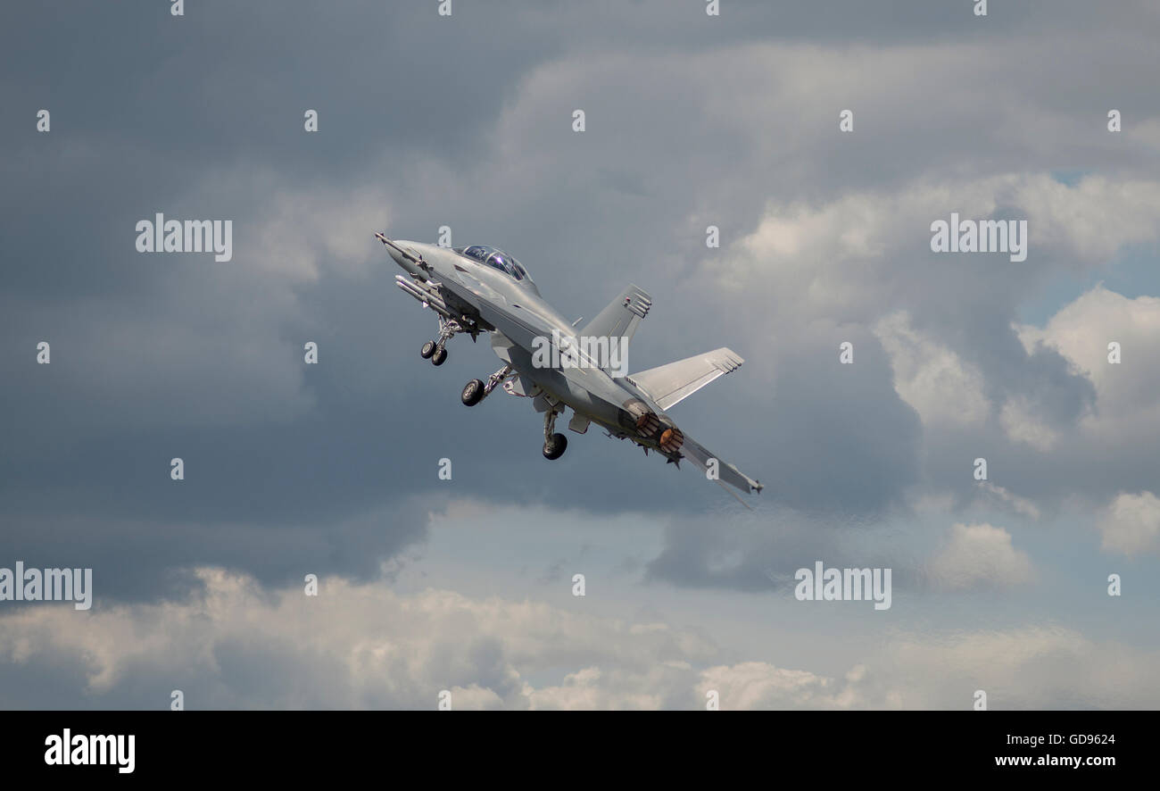 Farnborough, Hampshire UK. 14th July 2016. Day 4 of the Farnborough International Trade Airshow. USAF Boeing F/A-18 Hornet takeoff. Credit:  aviationimages/Alamy Live News. Stock Photo