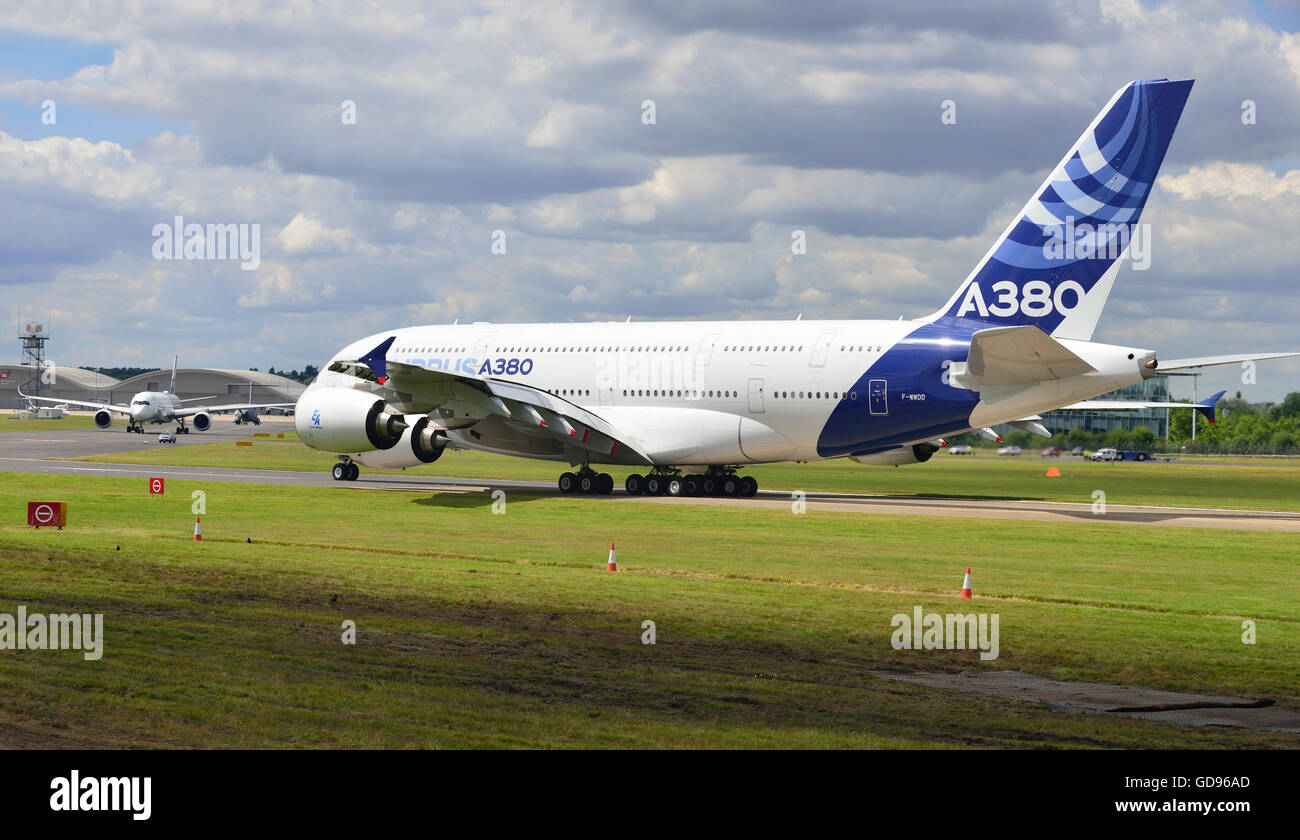 Farnborough, Hampshire, UK. 14th July, 2016. 4 th Day of the Farnborough International Trade Airshow. the   The Airbus A380 taking off to the skies for a  flying demonstration followed  by The Airbus A350 XWB   Credit:  Gary Blake /Alamy Live News Stock Photo