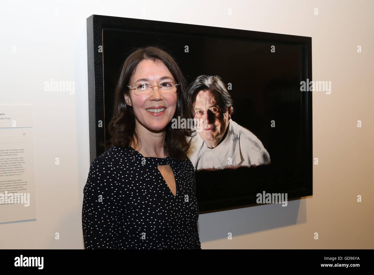 Sydney, Australia. 15 July 2016. Melbourne artist Louise Hearman has won the 2016 Archibald Prize with her hyper-real portrait of iconic Australian Barry Humphries. Painting entertainer, satirist, artist and Dadaist, Barry Humphries, this is the first time Hearman has been a finalist in the country’s most famous prize. Best known for his alter-ego Dame Edna Everage, among other comic characters including Sir Les Patterson and Sandy Stone, Barry Humphries is a perennial favourite sitter for the Archibald Prize, this being his sixth time. Credit:  Richard Milnes/Alamy Live News Stock Photo