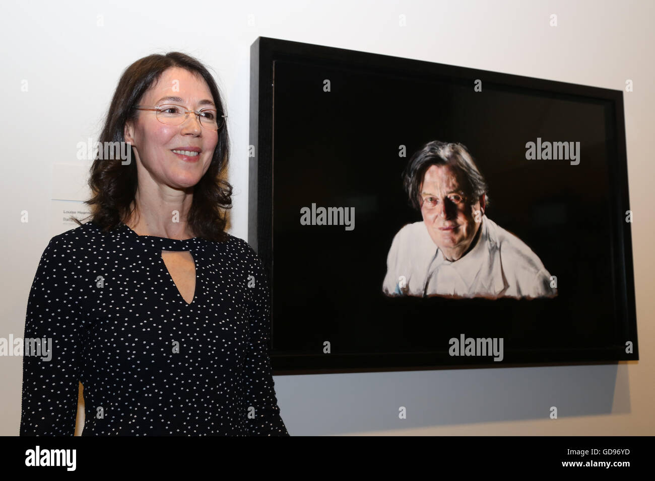 Sydney, Australia. 15 July 2016. Melbourne artist Louise Hearman has won the 2016 Archibald Prize with her hyper-real portrait of iconic Australian Barry Humphries. Painting entertainer, satirist, artist and Dadaist, Barry Humphries, this is the first time Hearman has been a finalist in the country’s most famous prize. Best known for his alter-ego Dame Edna Everage, among other comic characters including Sir Les Patterson and Sandy Stone, Barry Humphries is a perennial favourite sitter for the Archibald Prize, this being his sixth time. Credit:  Richard Milnes/Alamy Live News Stock Photo