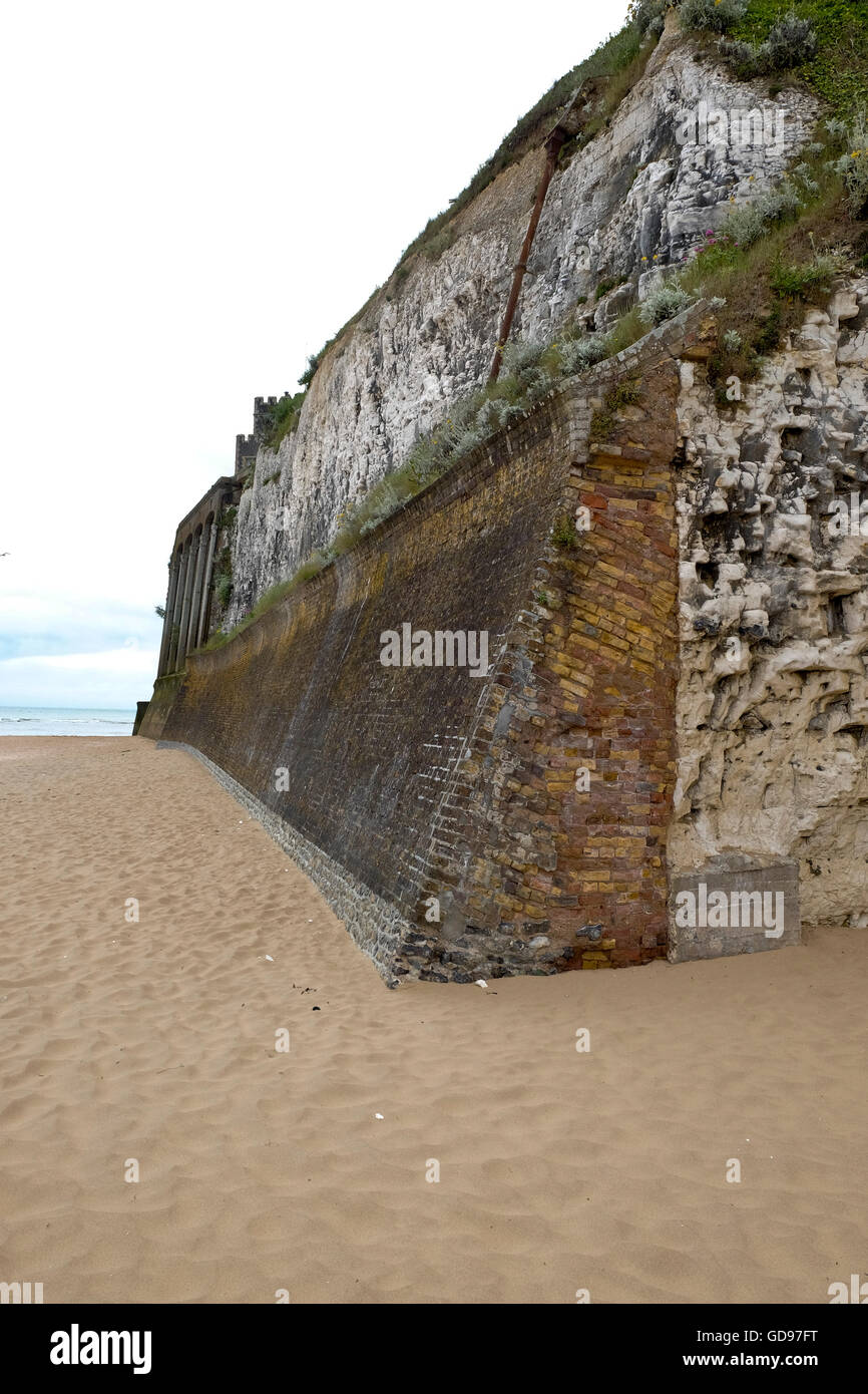 Kingsgate Castle on the cliffs above Kingsgate Bay, Broadstairs, Kent, Stock Photo