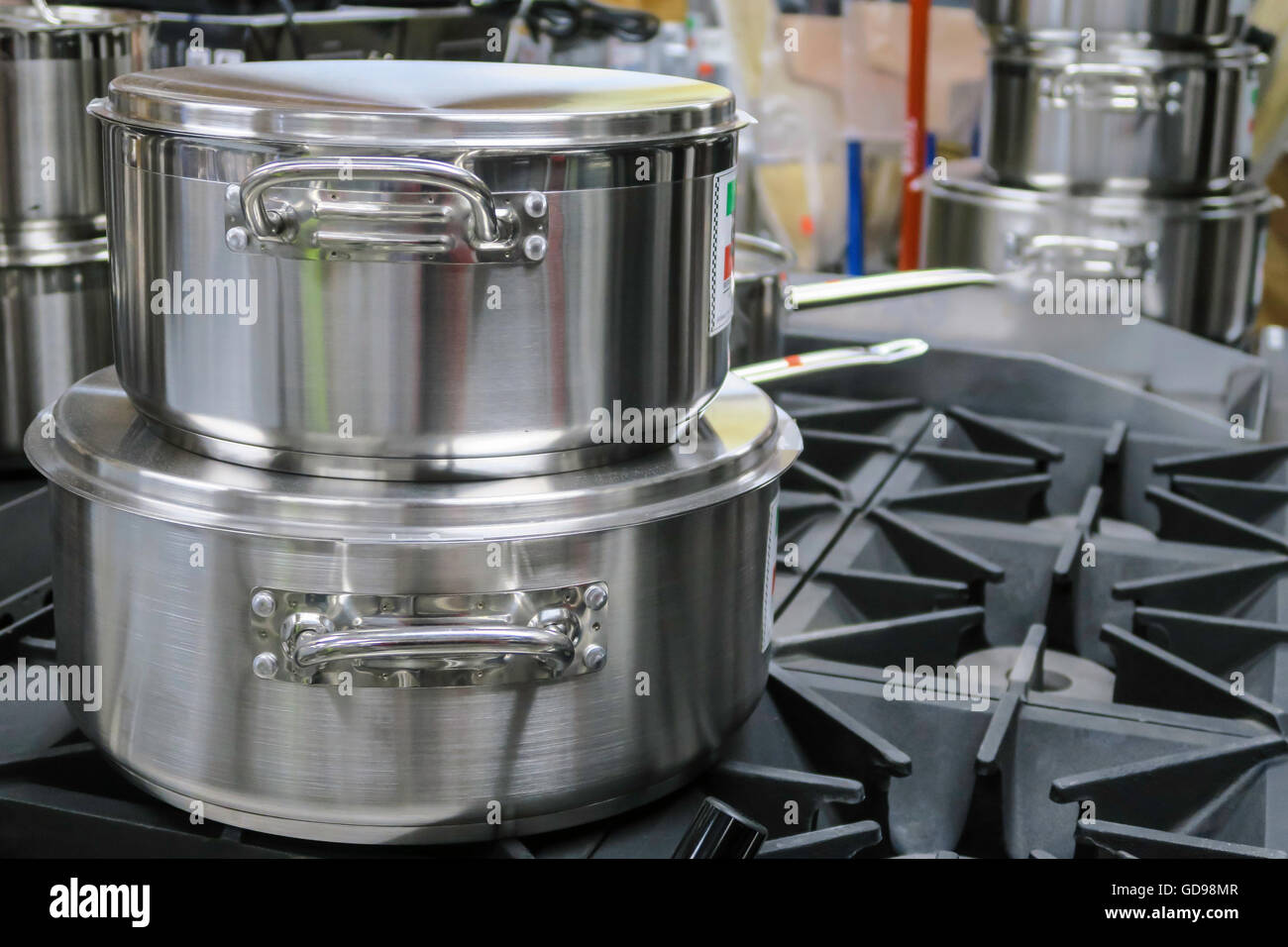 Large metal pot hi-res stock photography and images - Alamy