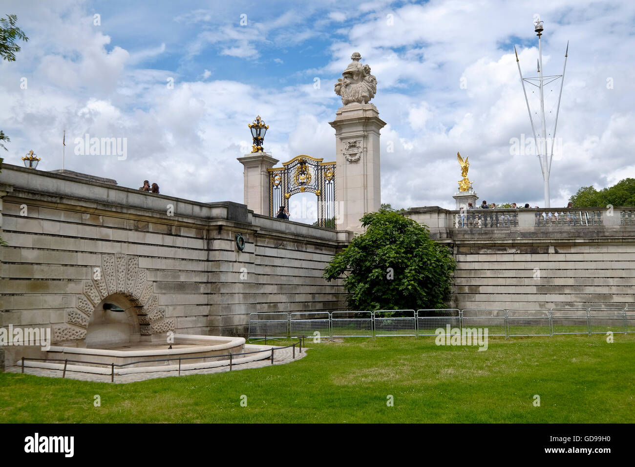 Australia gate presented to the United Kingdom as a tribute to Queen