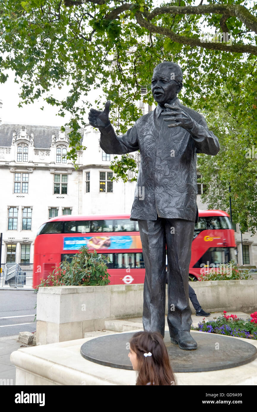 The statue of Nelson Mandela in Parliament Square, London Stock Photo
