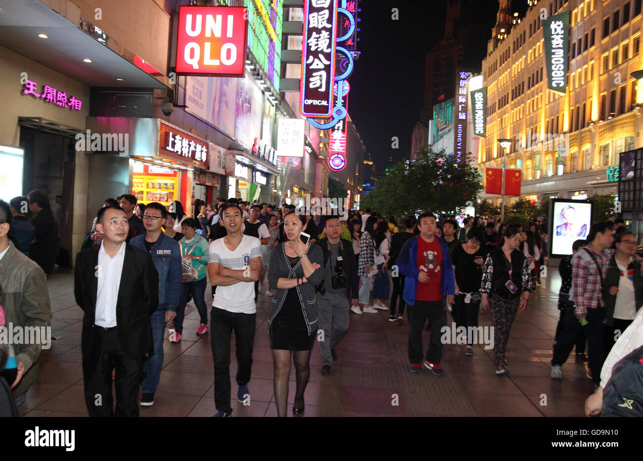 crowds-of-people-roam-along-the-fashionable-nanjing-street-in-the-GD9N10.jpg