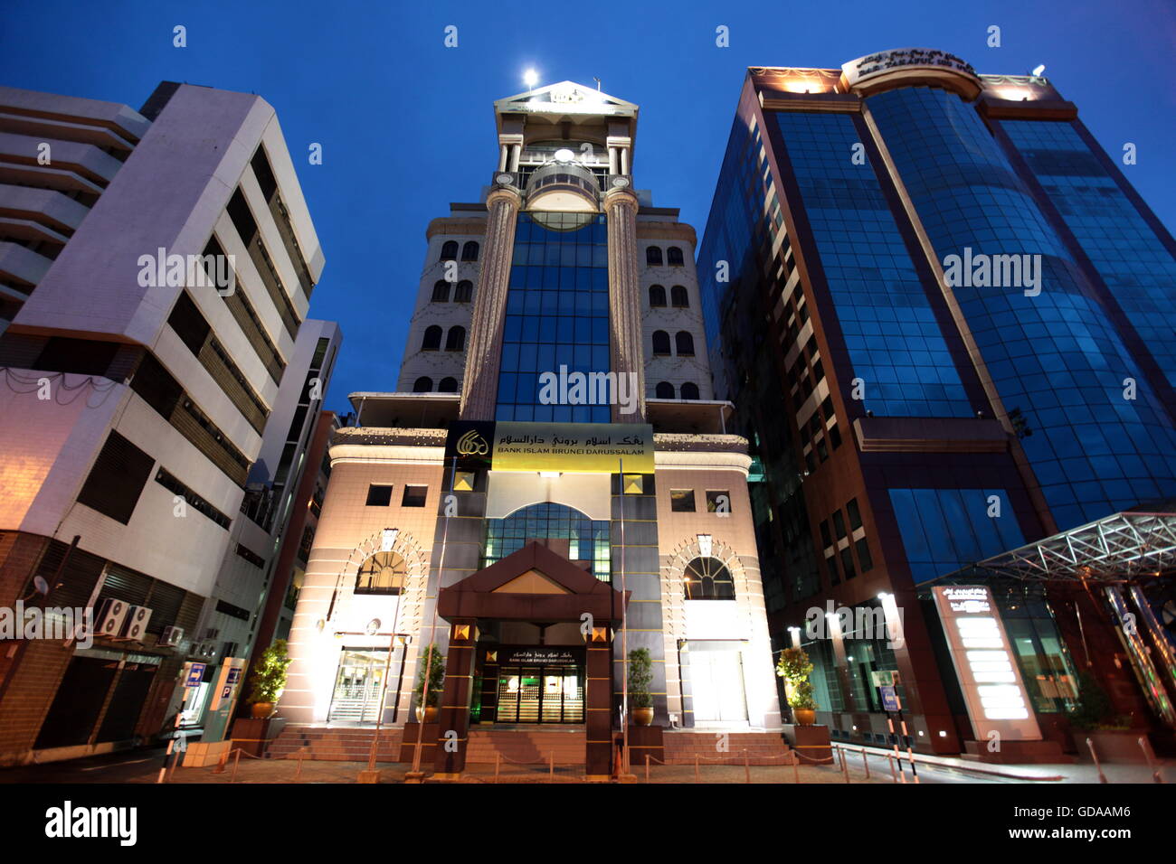 Ibu Pejabat Bank Islam / Pemilik muslimah clothing line longsleeve.