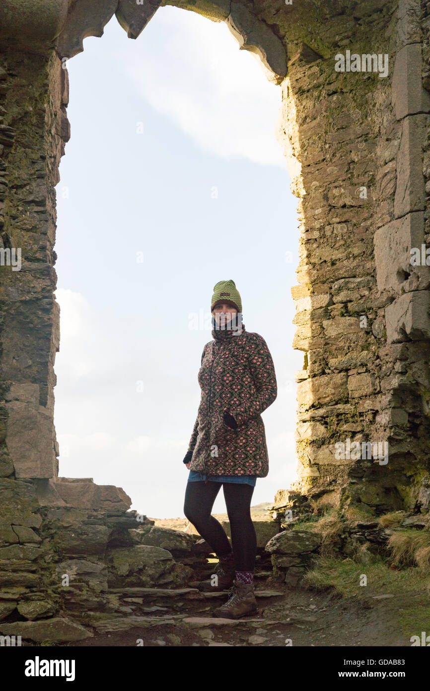 Ireland, Kerry, County Kerry, Woman at Ballycarbery Castle Stock Photo