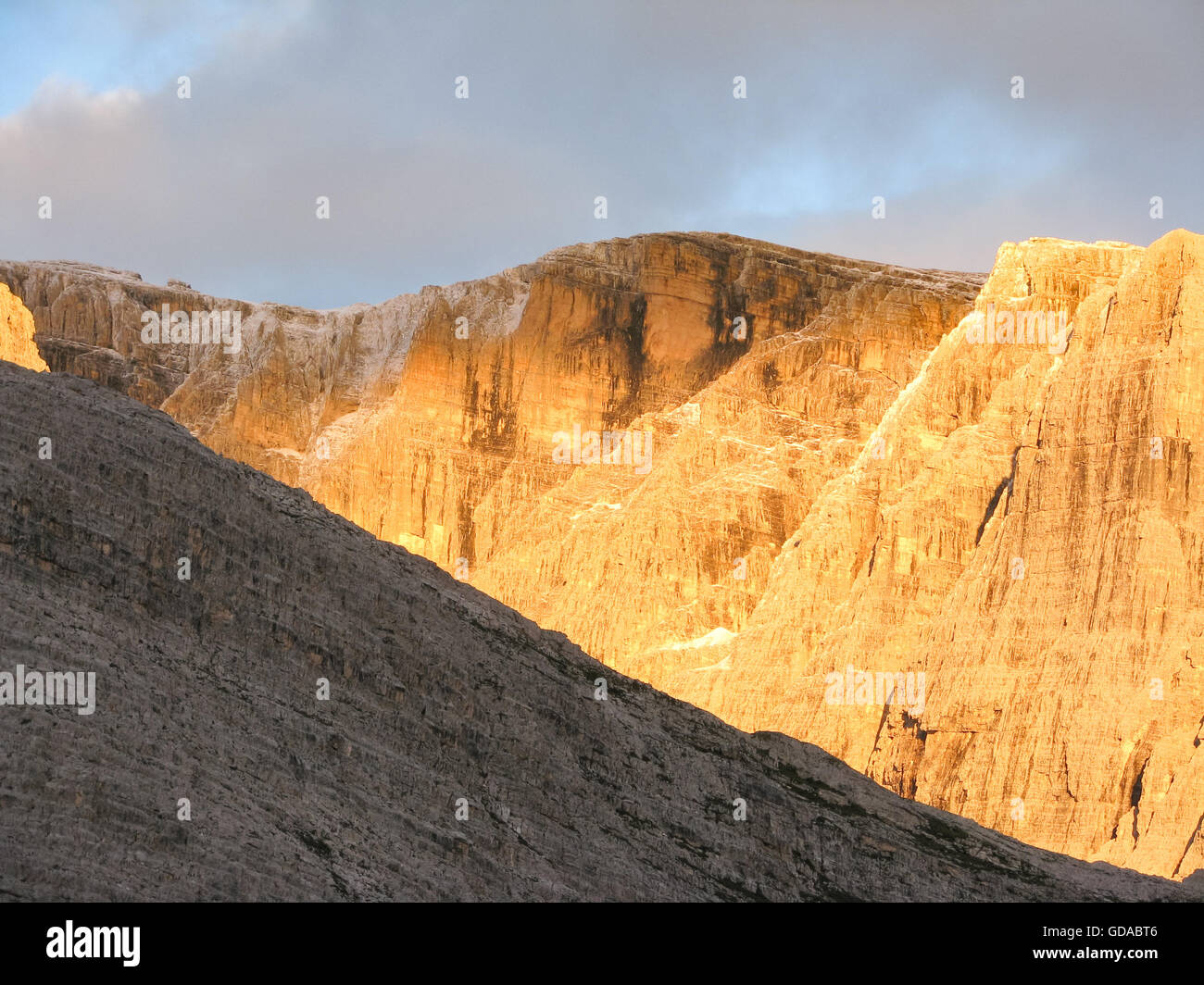 Italy, Trentino-Alto Adige, Sextener Dolomites, multi-day hike, evening entertainment at R.Z.Comici, view of Zsigmondykopf, cliffs in the sunlight Stock Photo