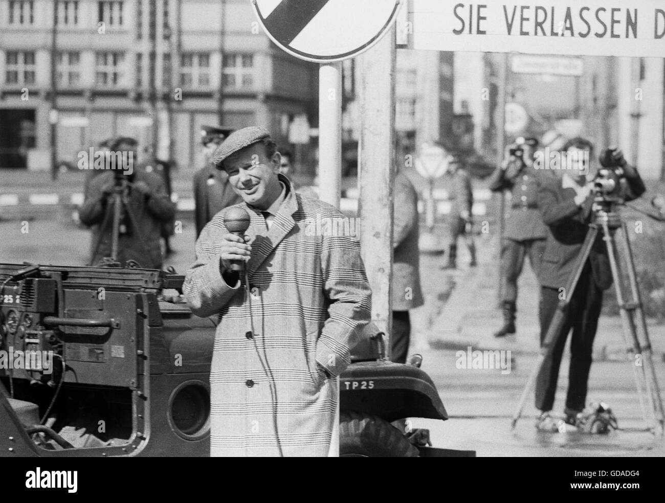 Jack Paar filming a report from Checkpoint Charlie Stock Photo