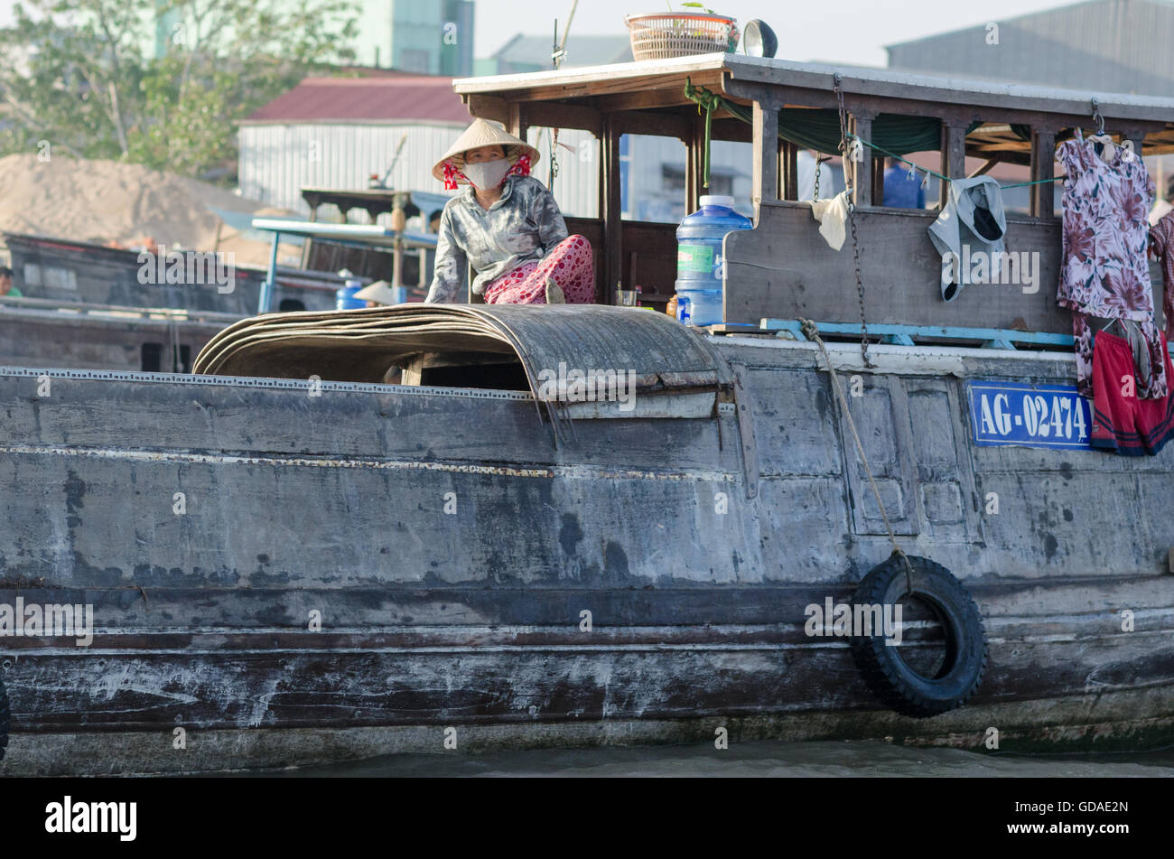 Vietnam, Can Tho, Vietnamese on her houseboat in the Mekong Delta Stock ...
