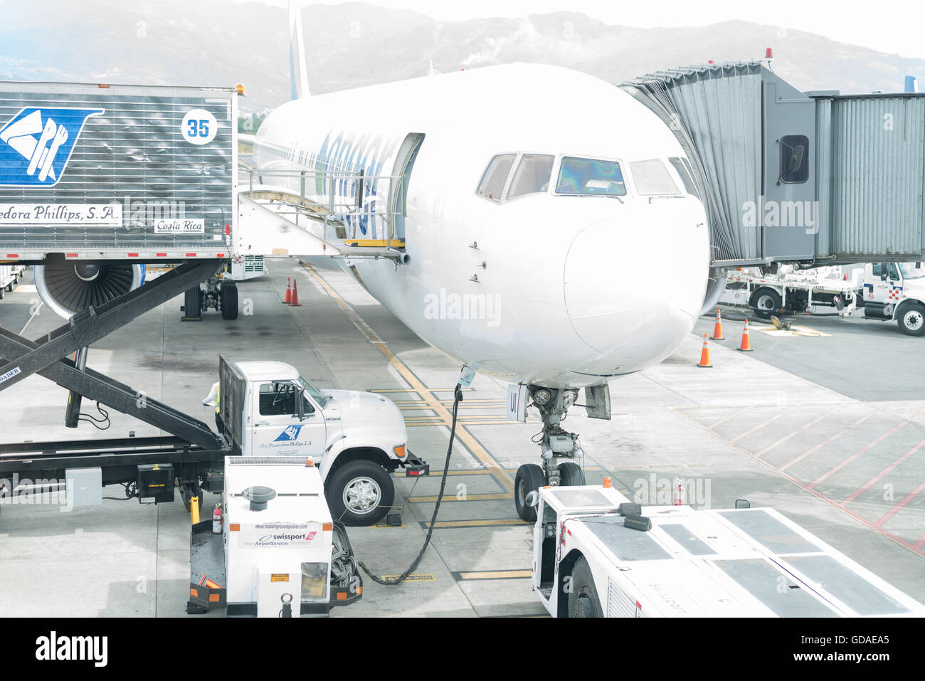 Plane on the gangway hi-res stock photography and images - Alamy