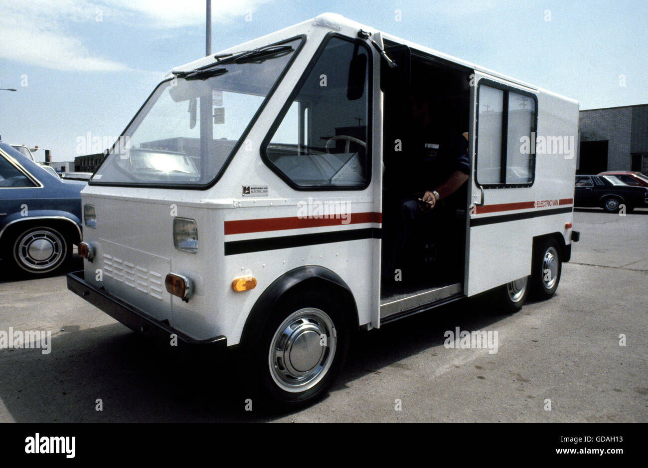 Batterypowered US Postal Service Electric Vehicle Stock Photo Alamy